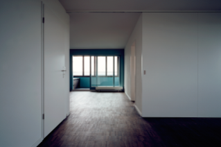 Neue 4½-Zimmerwohnung mit L-förmigem Wohnraum und Bad im Wintergarten. (© Andrea Helbling, Arazebra, Zürich)